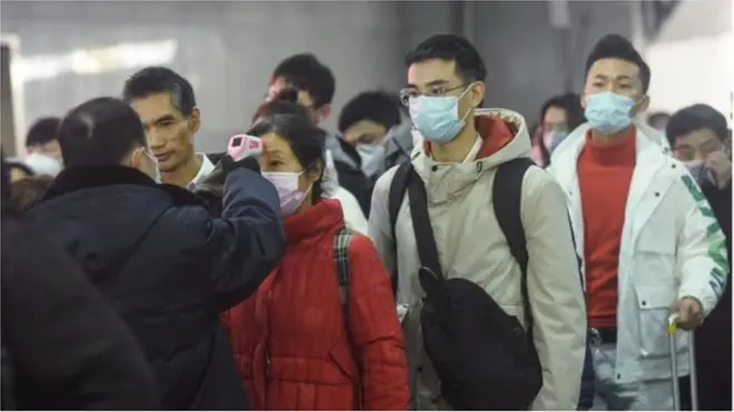 Ухандан чиқиб кетиш ҳали мумкин бўлган пайт йўловчиларнинг ҳарорати ўлчанган