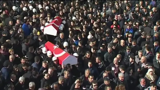 در ترکیه بعد از انفجارهای شب گذشته، عزای عمومی اعلام شده و پرچمها به حالت نیمه افراشته درآمده