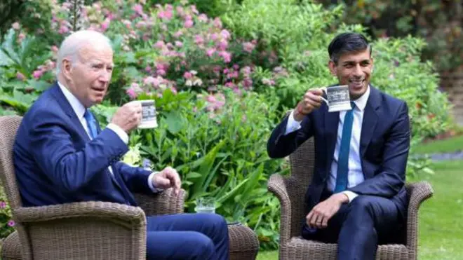 ডাউনিং স্ট্রিটের বাগানে মার্কিন প্রেসিডেন্ট এবং ব্রিটিশ প্রধানমন্ত্রী