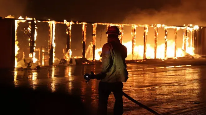 bombeiro trabalhando contra o fogocassino esporteLos Angeles, California