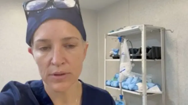 جراحة بريطانية تروي مشاهد الحياة الصعبة داخل مستشفى نصار في خان يونس