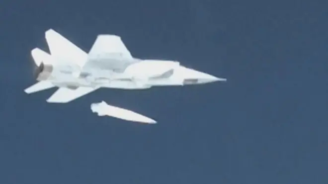 克里姆林宫网站公布视频的截图显示米格-31战斗机空中发射“匕首”高超音速导弹的瞬间。普京说，这种名为"匕首"的导弹分为常规型和核弹型两种。