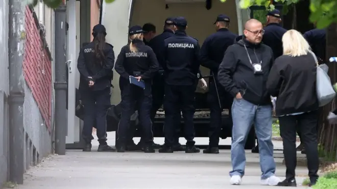 Policija ispred škole, arhivska fotografija