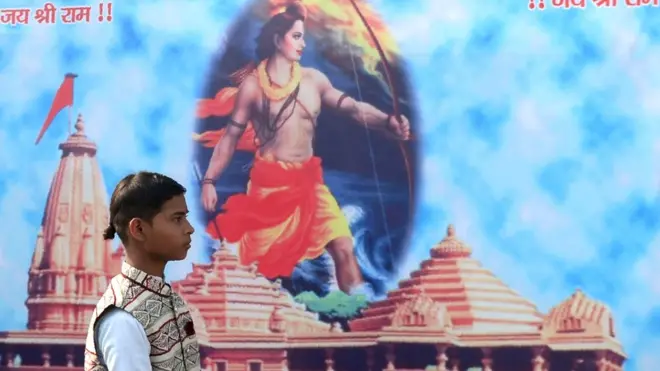 राम मंदिर के पोस्टर के सामने एक लड़का