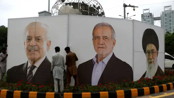  تصاویری از علی خامنه‌ای، مسعود پزشکیان و شهباز شریف در خیابان‌های اسلام‌آباد به مناسبت سفر رسمی رئیس‌جمهور ایران به پاکستان نصب شده است