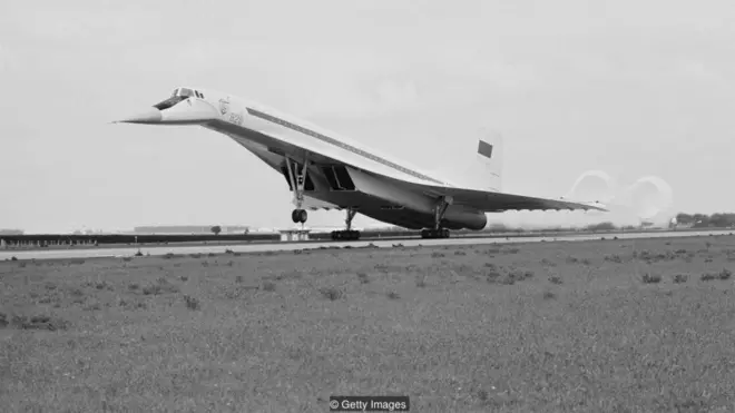 Chiếc Tu-144 là một trong những phi cơ cuối cùng sử dụng dù để giảm tốc