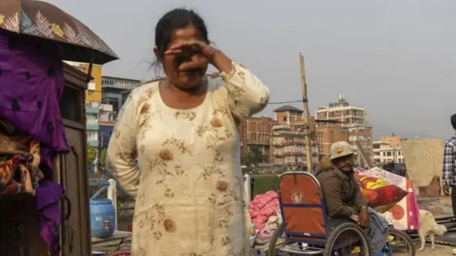 सुकुम्बासी बस्ती हटाइएपछि रुँदै गरेको देखिएकी महिला