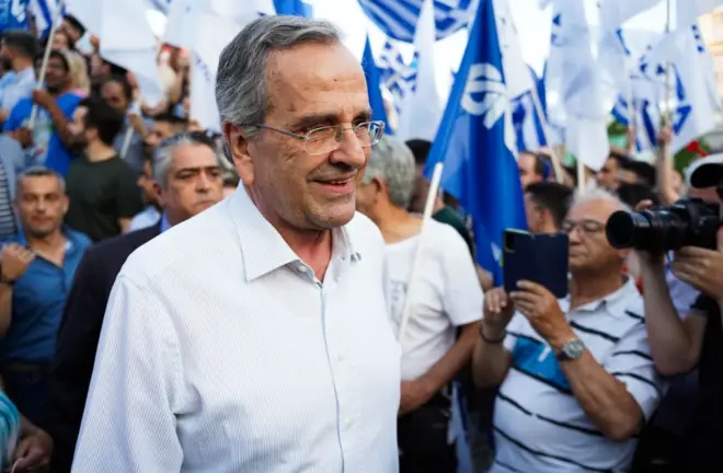 Samaras, 1993 yılında da Yeni Demokrasi'den ihraç edilmiş, kendi partisini kurduktan sonra 2004 yılında geri dönmüş ve 2009'da partinin lideri olmuştu