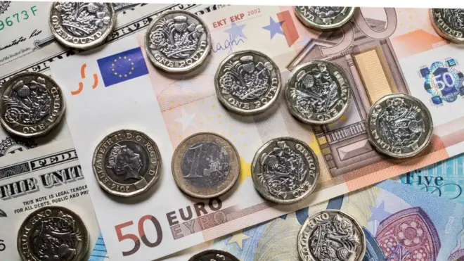 Il a déclaré aux agents des douanes qu'il résidait en Espagne.