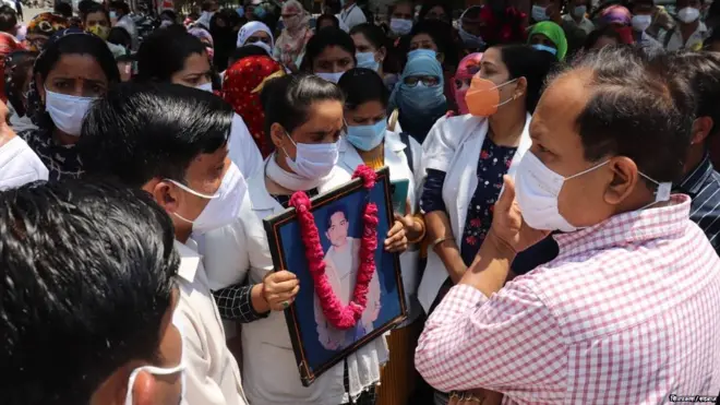 संविदाकर्मियों का प्रदर्शन