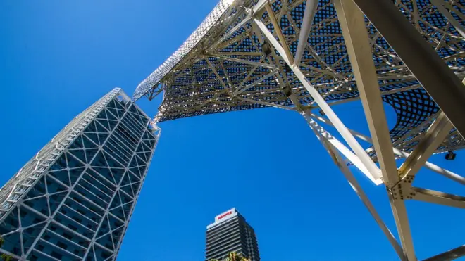 Dos estructuras metálicas contra un cielo azul