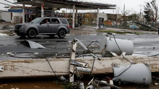 ማዕበላዊ ህቦብላ ማርያ ንህንፃታት ፔርቶ ሪኮ ኣዕንዩ ንጎደናታት ብፍርስራስ መሊኡ።