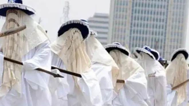 Àwọn Eyo bíi marun to tẹle ara wọn. Wọn wọ aṣọ funfun gbagẹrẹ pẹlu ate funfun lórí, tí wọn sì dabu ọ̀pá tó wà lọ́wọ́ wọn