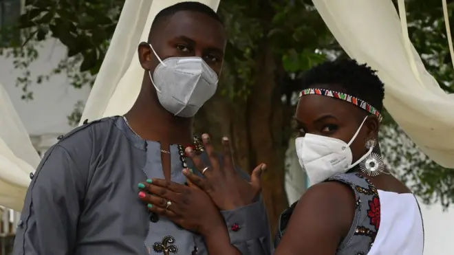 Le marié Charles Otieno et la mariée Jackline Adhiambo, posent pour des photos lors de leur mariage à Nairobi le 25 septembre 2020