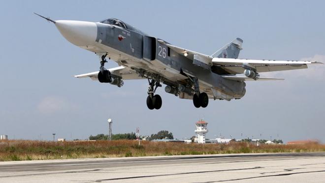 シリアの空軍基地から飛び立つロシアの「SU-24M」戦闘機（今月6日）