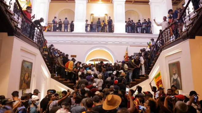 శ్రీలంక అధ్యక్షుడి ఇంట్లో నిరసనకారులు