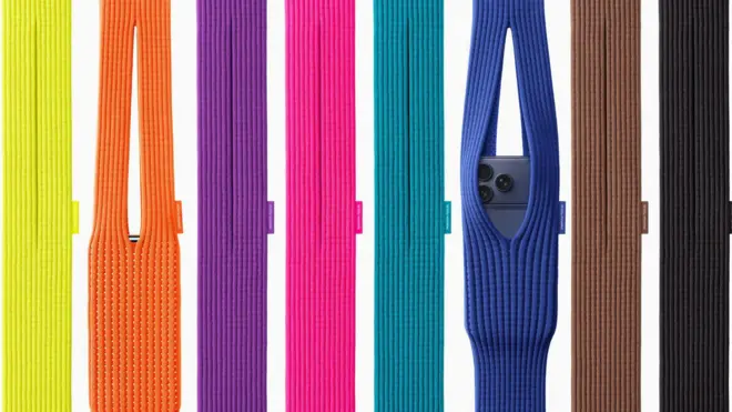 展示了八個色彩鮮豔的針織iPhone Pocket包，其中兩個放有iPhone，從左至右的顏色依序為：黃色、橙色、紫色、粉紅色、綠松色、藍色、棕色與黑色。