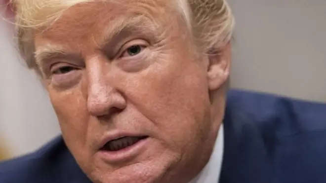 ٹرمپ نے کئی اسلامی ملکوں سے تعلق رکھنے والے افراد کے امریکہ میں داخلے پر پابندی لگا دی تھی