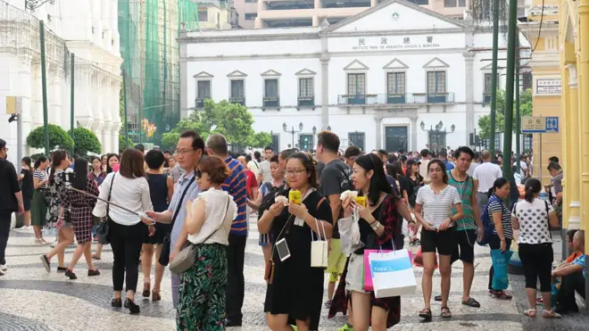 澳门议事亭前地的游客（BBC中文网图片16/9/2017）