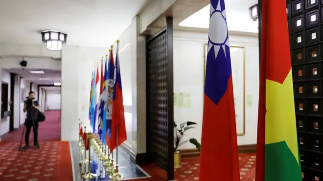 台灣外交部的布基納法索國旗（右）