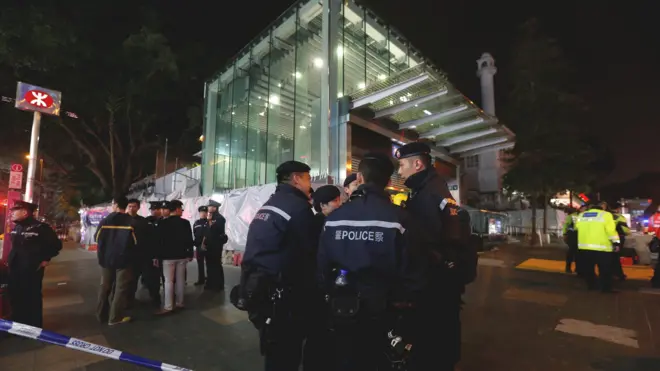 港铁尖沙嘴站外警方进行调查