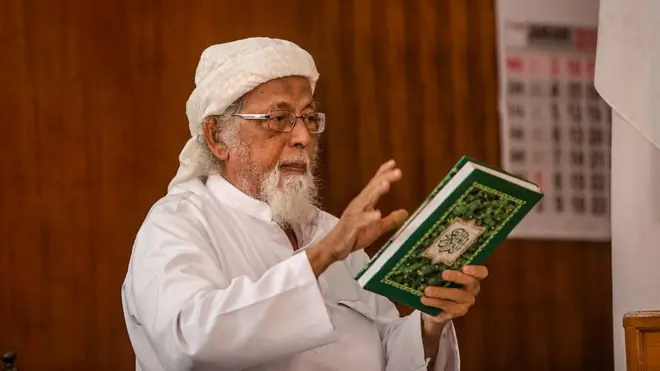 رجل الدين المتطرف أبو بكر باعشير في محكمة مقاطعة "سيلاكاب" في إندونيسيا 26 يناير/كانون الثاني 2016 ، في سعي لإطلاق سراحه قبل إتمام مدة الحكم كاملة.