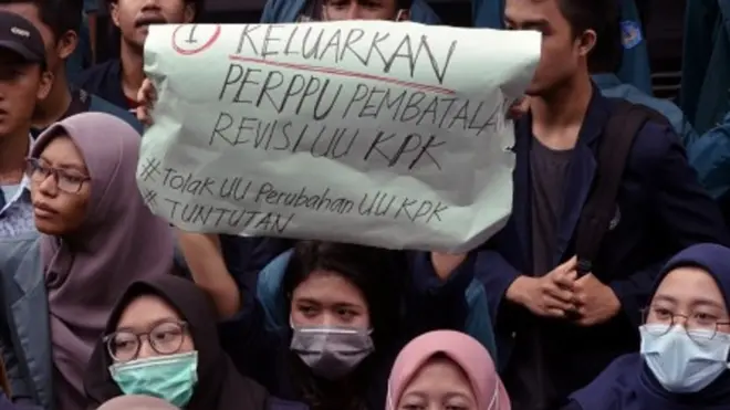 Sejumlah mahasiswa berunjuk rasa di depan kantor Dewan Perwakilan Rakyat Daerah (DPRD) Lampung, Jumat (18/10/2019). Pengunjuk rasa menuntut presiden mengeluarkan Perppu terkait UU KPK.