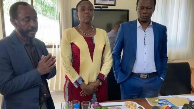 Waziri wa Afya Dorothy Gwajima akionesha jinsi ya kutengeza kinywaji anachodai bila ushahidi kina uwezo wa kuzuia maambukizi wa corona