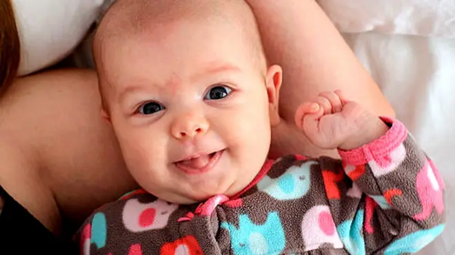 பிறந்த மகளுக்கு தன் மார்பில் பாலூட்டிய தந்தை