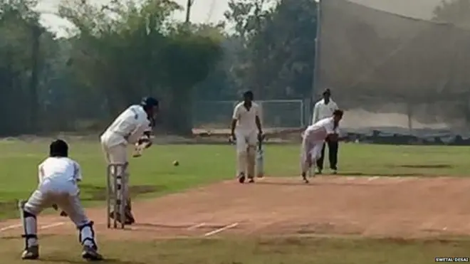 લાલ માટીની પીચની તસવીર