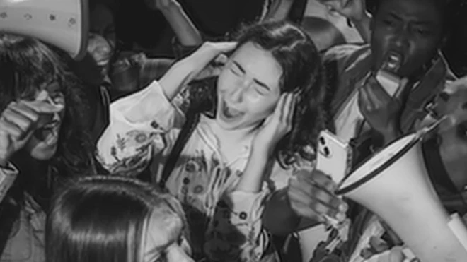 Uno de los anuncios que se emitieron durante el juego mostraba escenas de violencia y desorden para después asegurar que "Jesús amaba a las personas que odiamos".