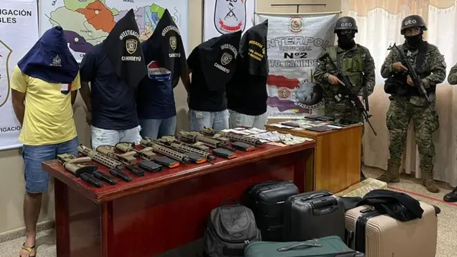 La policía de 15 países de América Latina tomaron aprte de este operativo comandando por Interpol. En la foto se ve varios miembros sospechosos de pertenecer al PCC detenidos en Paraguay.