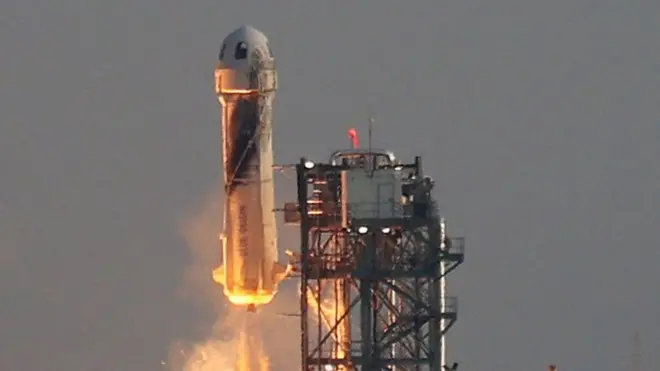 Богатейший человек мира Джефф Безос слетал в космос. Видео