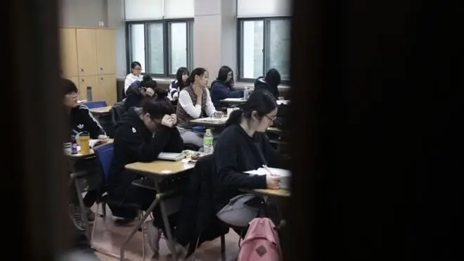 นักเรียนเกาหลีใต้นั่งสอบ