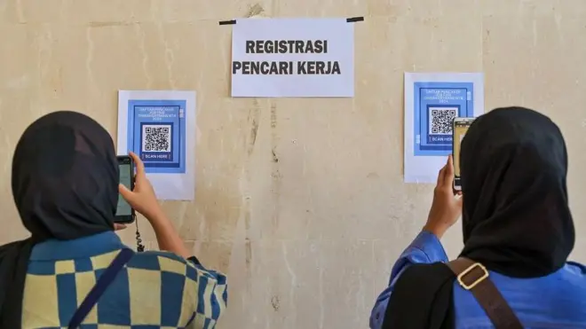 Pencari kerja melakukan registrasi online pada Job Fair NTB 2024 di Aula Islamic Center NTB Mataram, NTB, Agustus 2024 lalu.