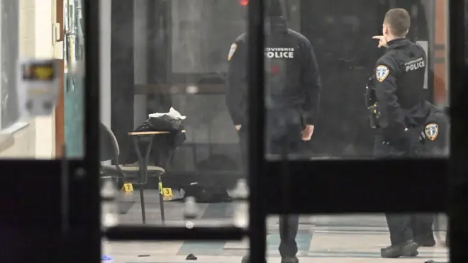 Brown Üniversitesi'ndeki binaların birinde polis görülüyor. Etrafta işaretlenmiş kanıtlar var.