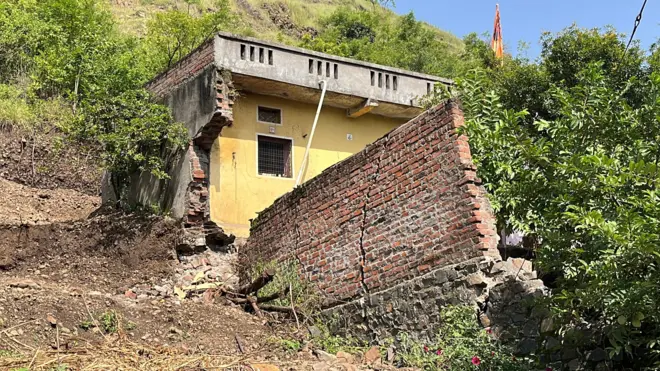 कपिलधारवाडी गावातील घरांना तडे गेले आहेत.