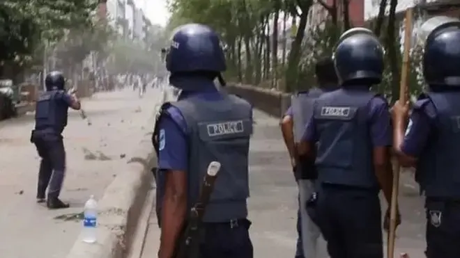 নারায়ণগঞ্জে গত বৃহস্পতিবার বিএনপি কর্মীদের সাথে সংঘর্ষের সময় পুলিশের অ্যাকশন।