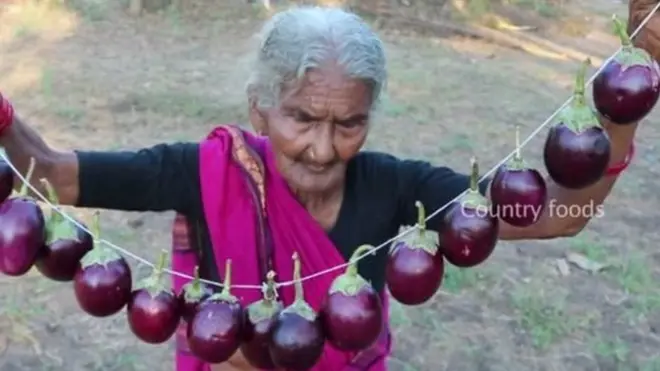مستانمما کا کہنا ہے کہ ان کی عمر 106 سال ہے اور ان کا تربوز چکن بہت مقبول ہے