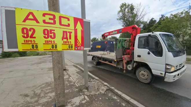 Грузовик проезжает мимо табло с ценами на топливо, на котором отображаются нули, на автозаправочной станции в Евпатории 3 июня 2026 года.