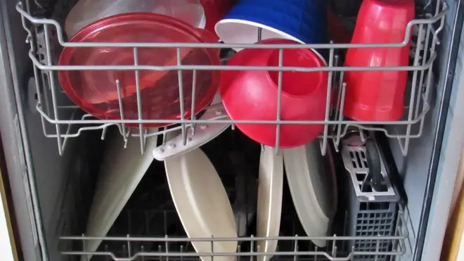 식기세척기에 플라스틱 식기가 담겨 있다