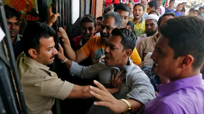 انڈیا میں بینکوں کے آگے ابھی بھی قطاریں برقرار ہیں