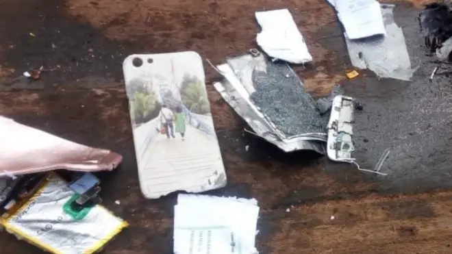 Sebuah sampul ponsel bergambar sepasang suami istri berada di antara sejumlah barang-barang pribadi yang ditemukan dalam upaya pencarian.