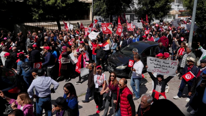 أنصار الحزب الدستوري الحر، الذي تُحتجز زعيمته عبير موسي، منذ عامين، يتظاهرون ضد الرئيس التونسي قيس سعيد، في العاصمة تونس.