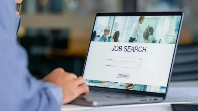 شخص يبحث عن وظيفة عبر الإنترنت