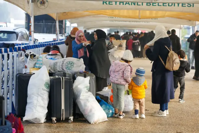 بدأ بعض اللاجئين السوريين في العودة إلى بلدهم بعد سقوط حكم الأسد.