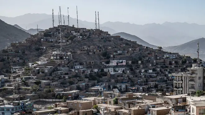 په عکس کې په کابل کې د تلویزون غونډۍ برېښي چې ګڼ انتنونه پرې لګېدلي دي.