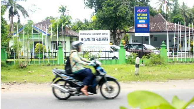 Seorang warga melintas di depan Kecamatan Pajangan, Kabupaten Bantul, DIY.