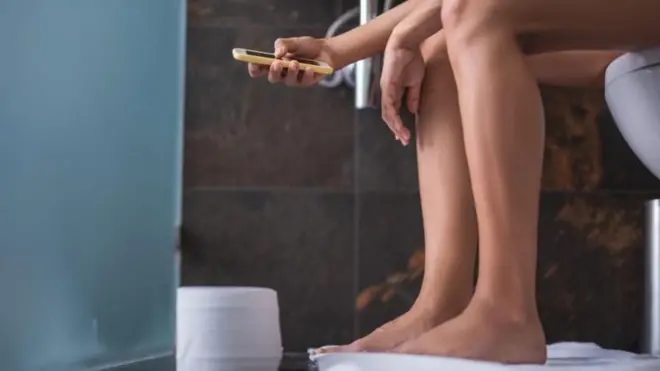 टॉयलेटमध्येही फोन घेऊन जाताय? मग हे नक्की वाचा