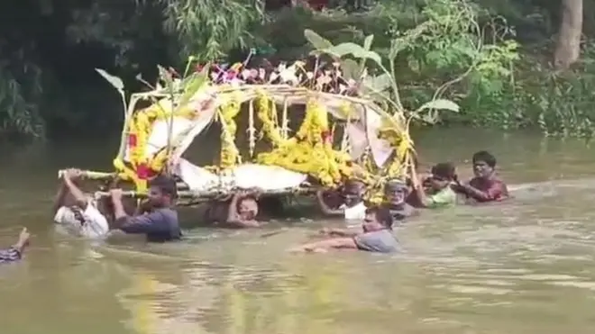 கழுத்தளவு தண்ணீரில் இறுதிப் பயணம்.